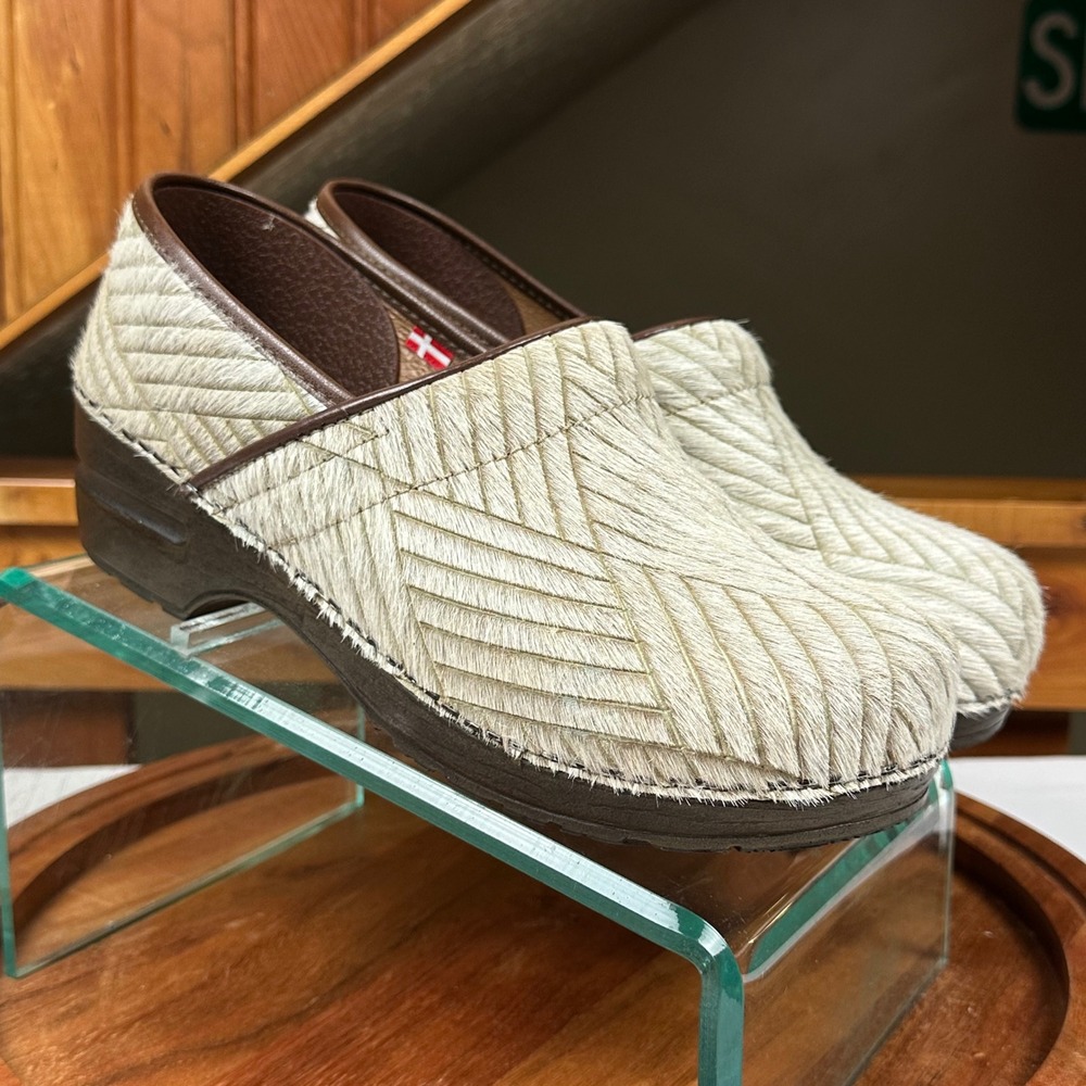 Sanita Professional Cow Hair Clogs Cream Brown Chevron 40 8806 Discontinued
